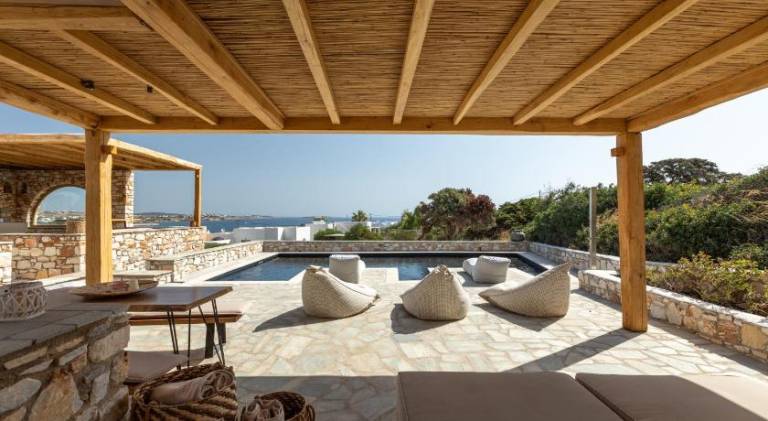 Villa with pool, yard & grill — photo 4