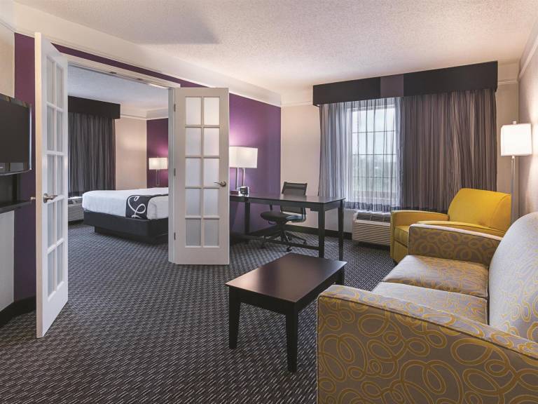 La Quinta Inn & Suites by Wyndham Orlando Airport — photo 2