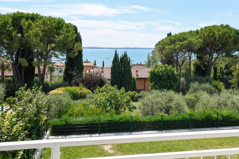 Nice holiday apartment | Next to the beach | Pet-friendly in Manerba del Garda