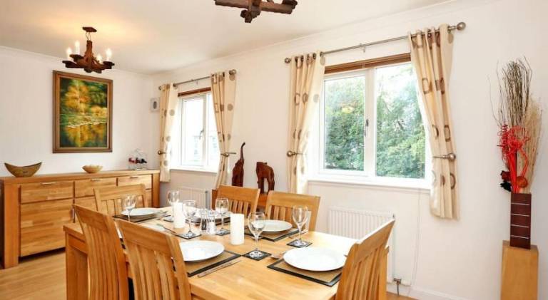 Holiday apartment with 4 rooms for 6 persons in Aberdeen