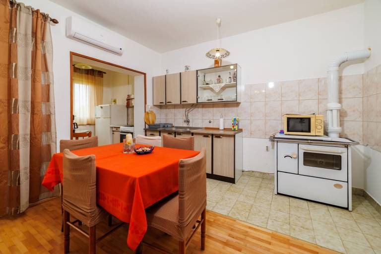 Rental apartment with terrace, yard & grill | Garden view — photo 2