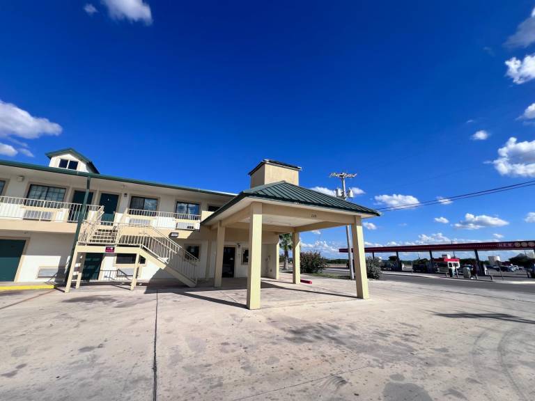 OYO Garden Inn and Suites Pearsall I-35 East in Pearsall, TX