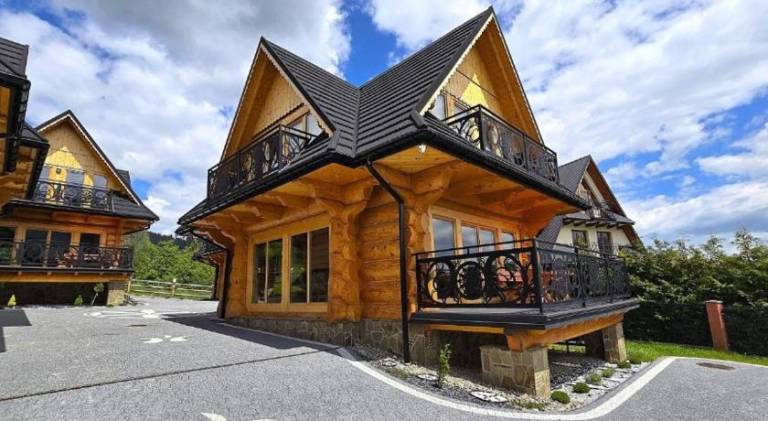 Chalet with patio, hot tub & sauna | Pet-friendly in Koscielisko
