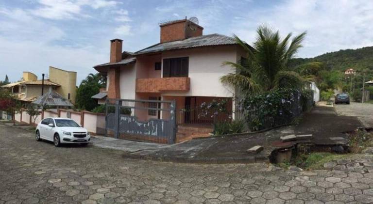 Vacation home with hot tub & pool in Florianópolis