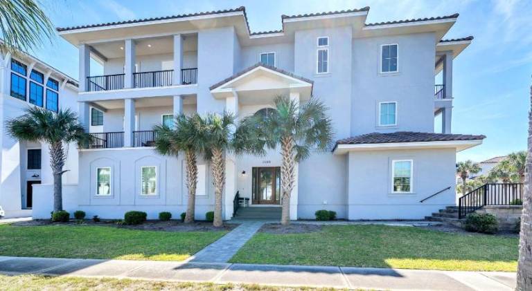 Vacation home with pool | Beach nearby | Pets are welcome in Destin, FL