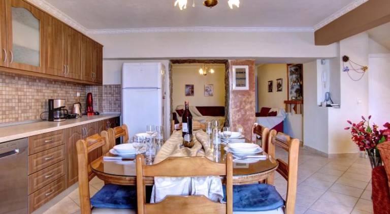 Fully equipped ample house with terrace & yard | Suitable for remote work | Pets are welcome — photo 3