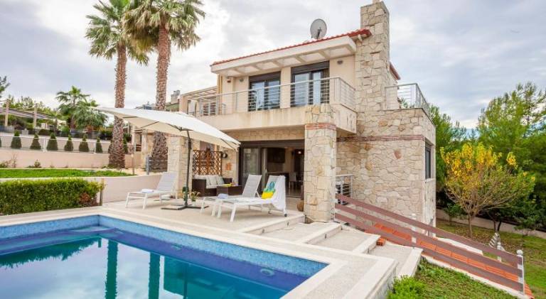Beautiful villa with patio, garden & private pool | Perfect for remote work | Pets allowed in Sithonia