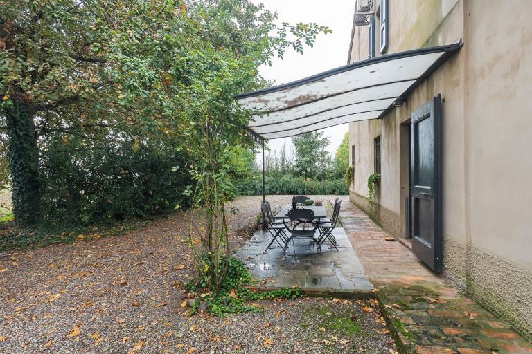 Cottage with yard in Cremona