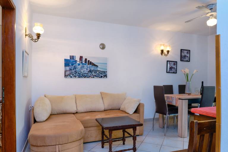 Holiday apartment with patio, garden & barbecue — photo 2