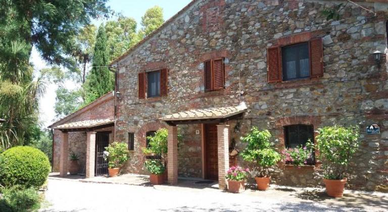 House with grill, terrace & yard in Gavorrano