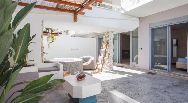 Holiday apartment with patio & hot tub — photo 2