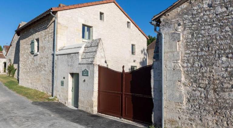 House with yard, barbeque & terrace in Chinon