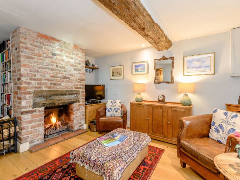 Cottage with yard — photo 3
