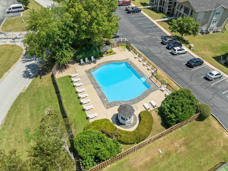 Condo with BBQ, pool & jacuzzi | Mountain view — photo 2