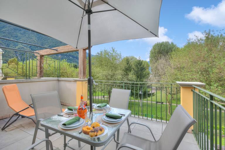 Children-friendly lovely studio with patio | Mountain view | Next to the beach | Pet-friendly in Porlezza