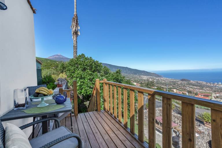 Tiled House with Sea & Mountain Views, Wi-Fi, Terrace, Garden, Pet-Friendly — photo 2