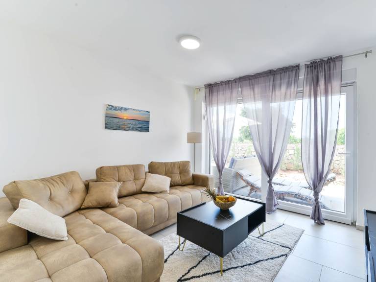 Fully equipped house with patio, garden & private pool | Pets are welcome — photo 3