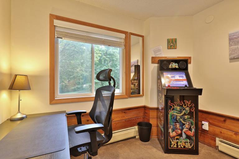 25 Rocky Ridge Rd - Killington Retreat: Group Ski House! Close to Mountain! Hot Tub. — photo 3