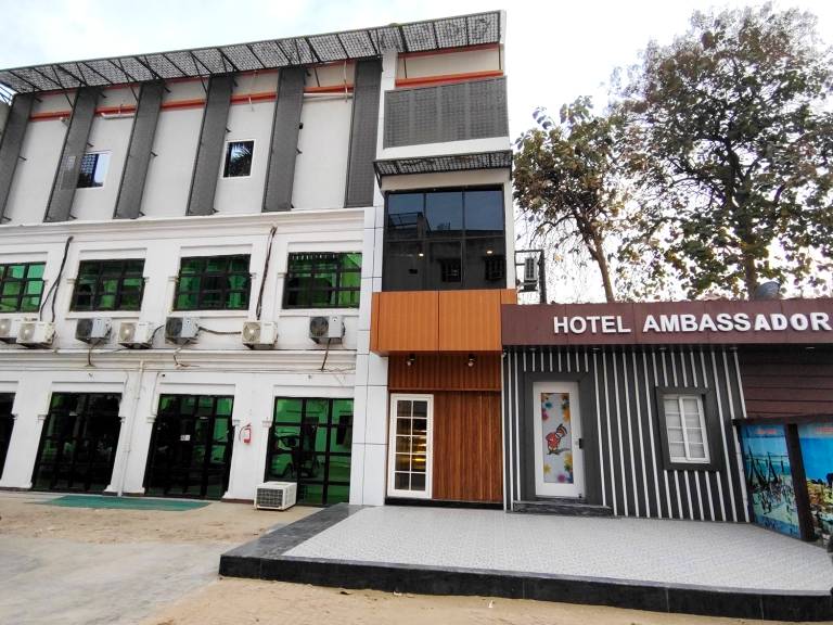 Hotel Ambassador Varanasi in Tola