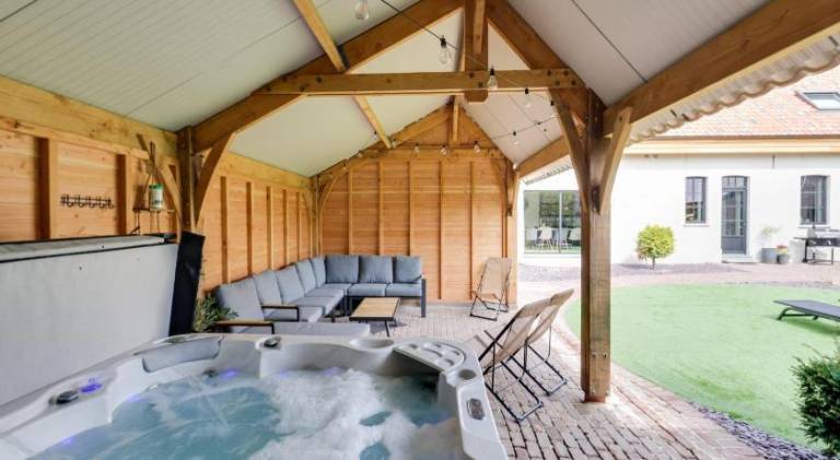 Villa with jacuzzi — photo 2