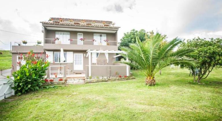 House with garden & patio — photo 4