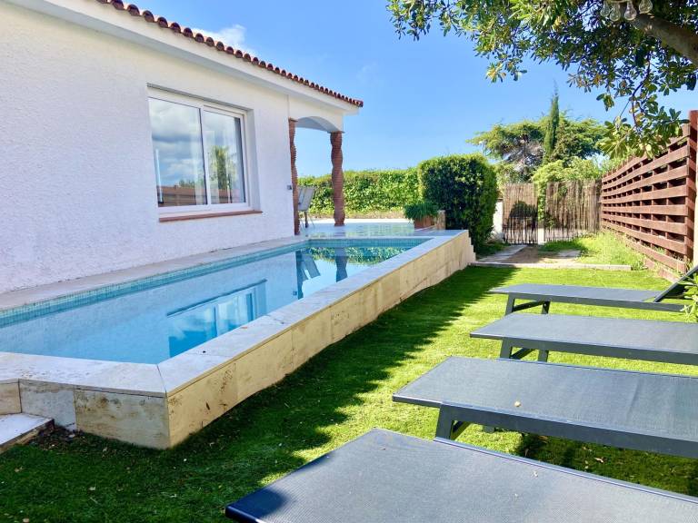 Villa with patio, yard & private pool | Sea view — photo 3