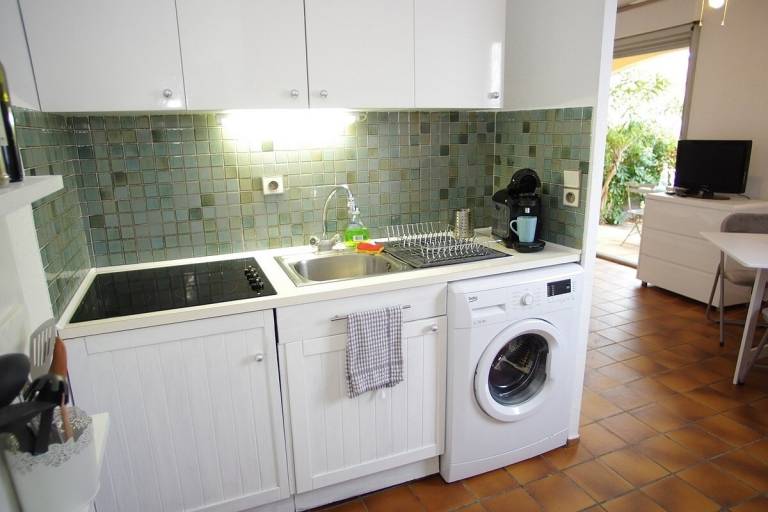Apartment with barbeque, patio & pool — photo 3
