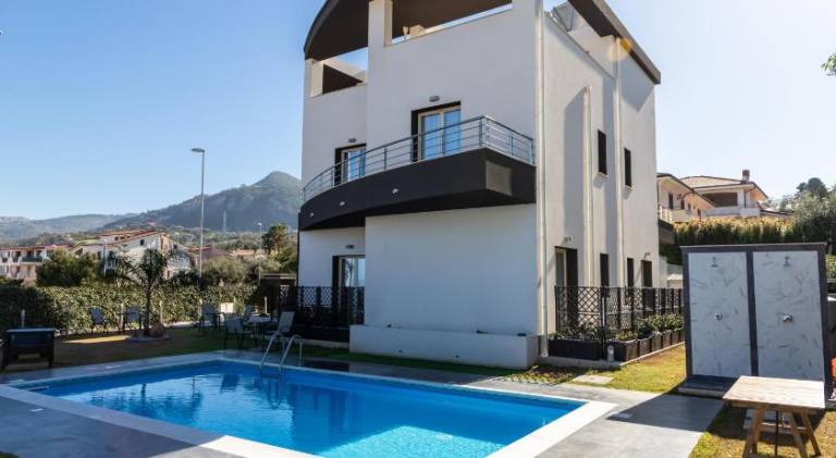 Rental apartment with yard, patio & pool in San Leo