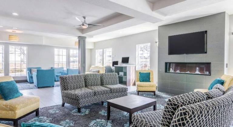 La Quinta Inn & Suites by Wyndham Kansas City Airport — photo 2
