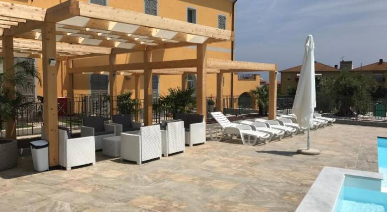 Beautiful serviced apartment with patio, private pool & yard | Pets are welcome — photo 3