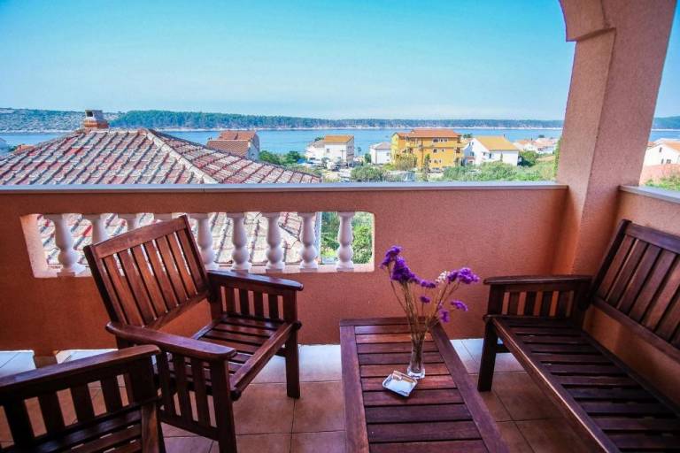 Apartment with yard, patio & grill | Sea view — photo 4