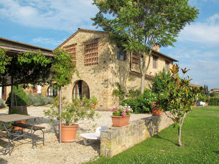 Vacation home with terrace, yard & barbeque | Nature view — photo 2