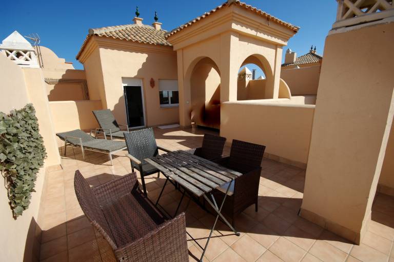Holiday apartment with jacuzzi, patio & yard | Beach nearby | Dogs allowed — photo 4
