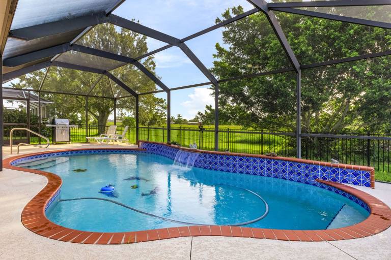 Vacation home with BBQ, private pool & garden — photo 2