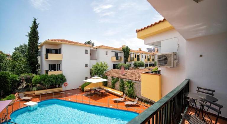 Serviced apartment with pool, yard & patio | Pet-friendly — photo 3