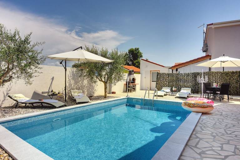 Wonderful vacation home with wifi, furnished garden with deckchairs in Medulin