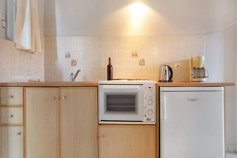 Studio "Dolphin Studio Sea View 10" with Private Balcony, Shared Garden & Wi-Fi — photo 5