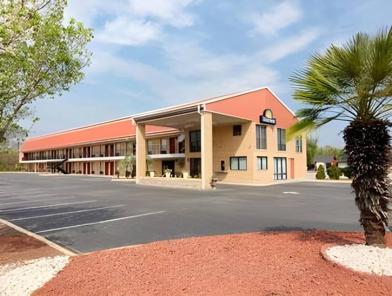 Days Inn by Wyndham Lake City in Florence, SC