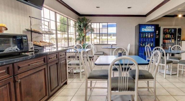 Econo Lodge Inn & Suites El Paso — photo 4