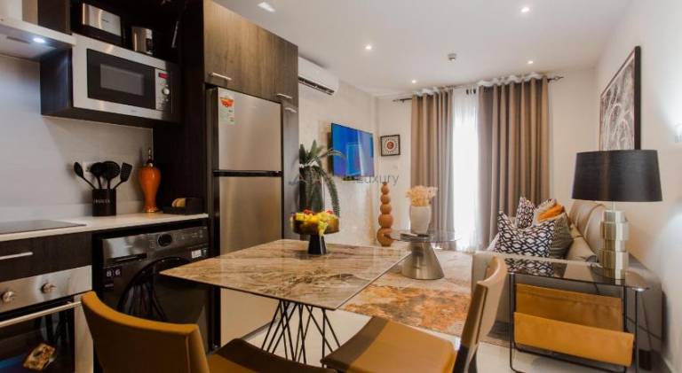 Serviced apartment with private pool, terrace & yard — photo 4
