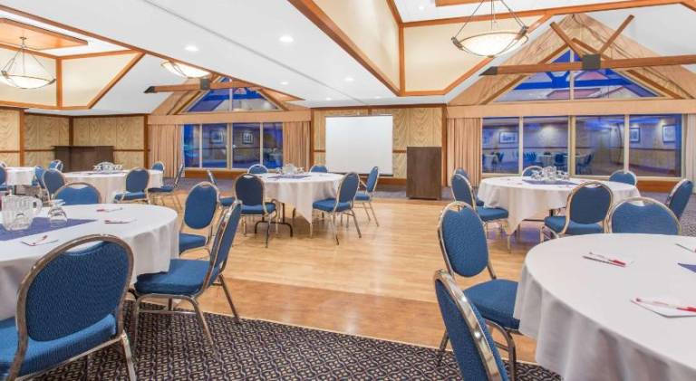 Canmore Inn and Suites — photo 4