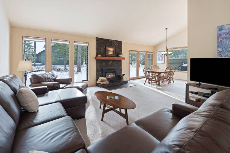 House with heated pool & jacuzzi in Bend, OR