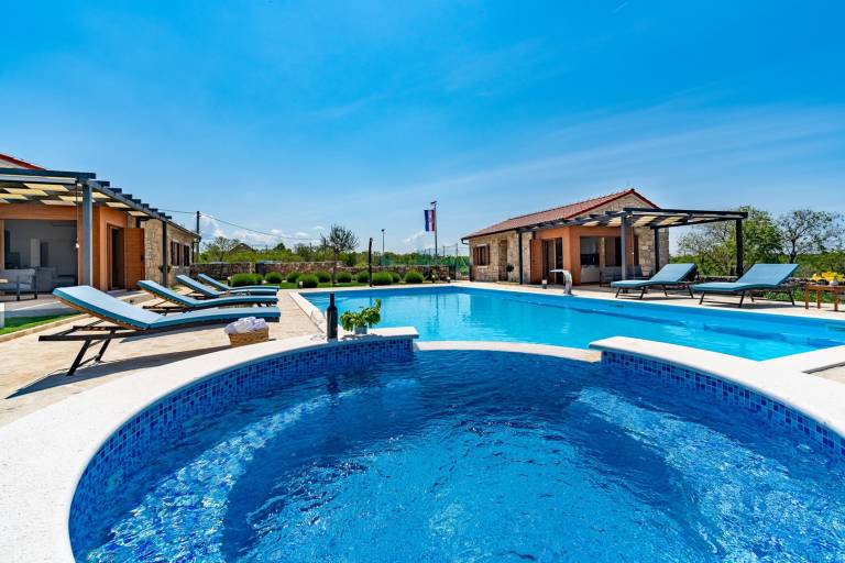 Villa with yard, BBQ & jacuzzi | Mountain view — photo 4