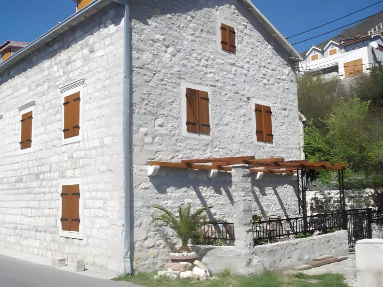 Rental apartment with barbecue, garden & patio in Tivat