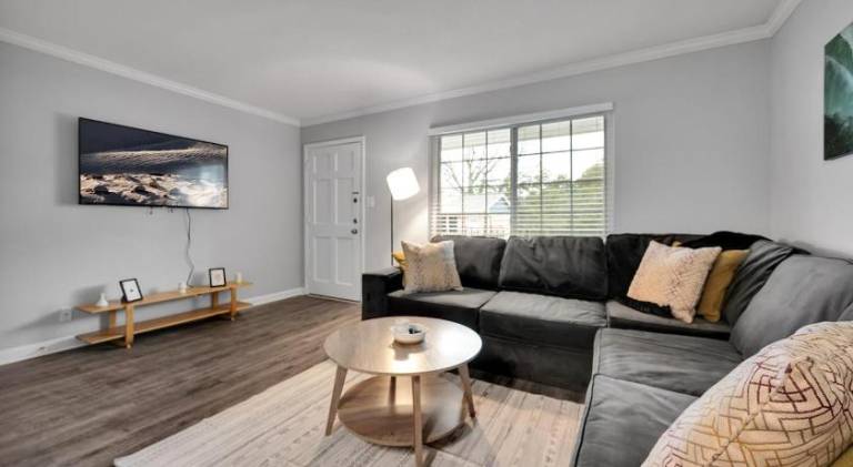 Apartment with pool — photo 2