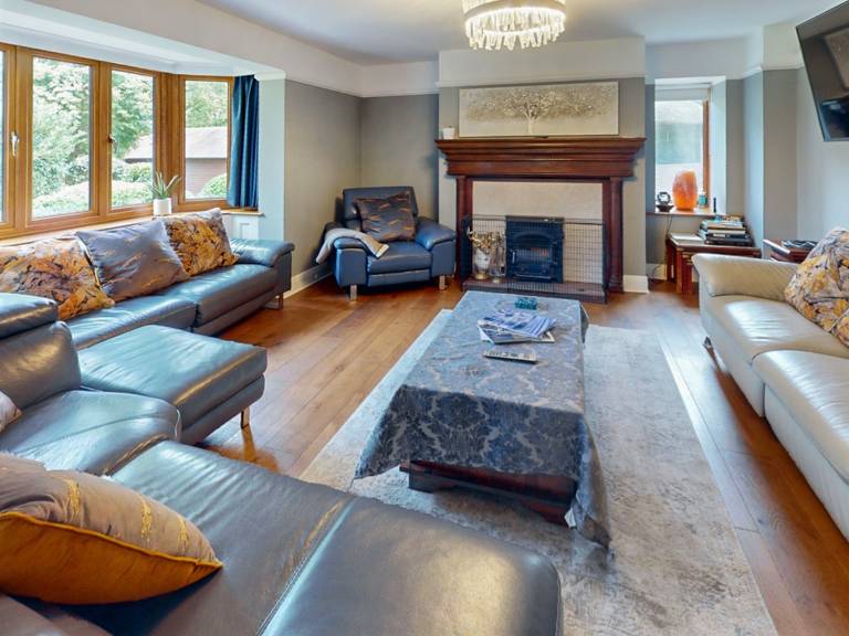 Family-friendly pleasant cottage with barbeque, private pool & hot tub | River view | Pet-friendly — photo 3