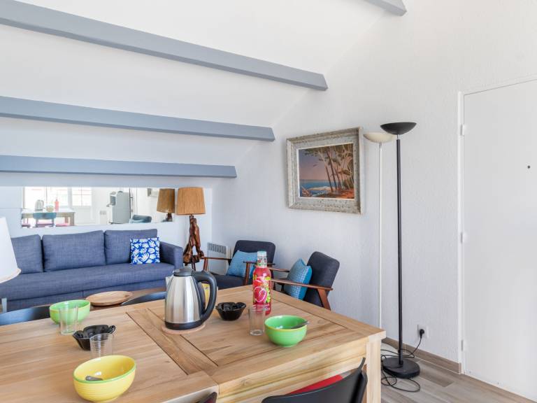 Apartment with yard & patio | Sea view — photo 5