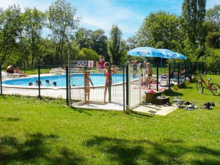 Mobile home with pool & patio — photo 2