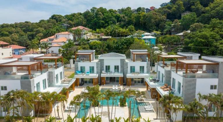 Villa with pool, patio & garden | Close to the beach | Pets allowed in Roatan