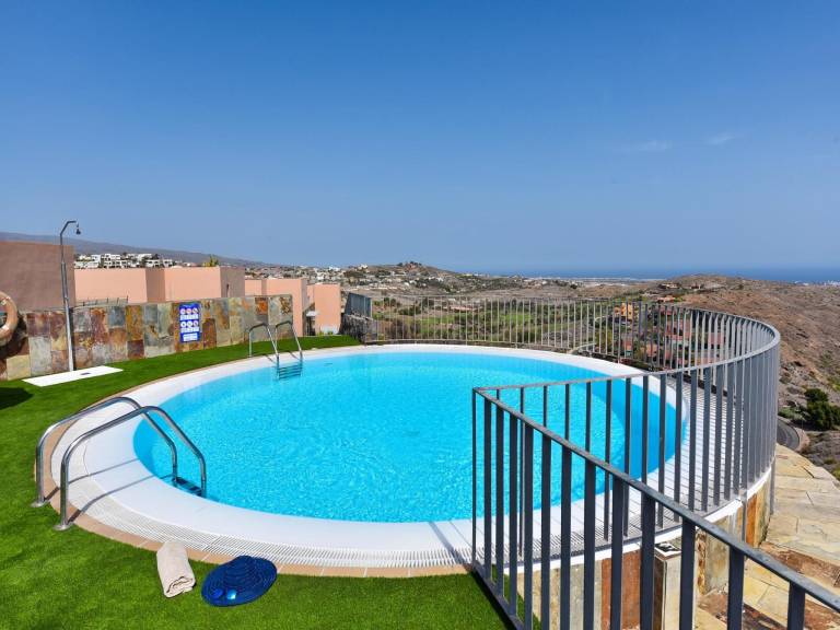 Vacation home with barbeque, heated pool & terrace | Mountain view — photo 3
